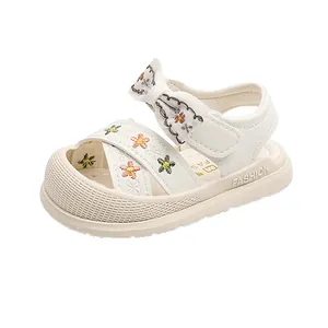 Wandelsandalen voor meisjes met bloemenborduurwerk en een elegante witte strik