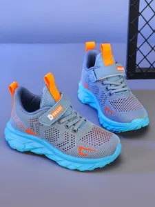 Vista detallada de las zapatillas azules transpirables para niños con detalles en naranja.