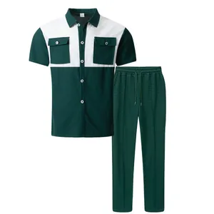 Vista detallada de un conjunto de camisa y pantalón de punto gofre para hombres modernos