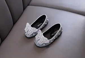 Dettaglio di farfalla in strass argento e perle su ballerine da principessa bimba