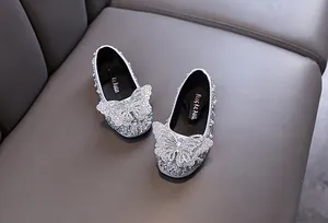 Scarpe da principessa argento per bambina con decorazione farfalla in strass