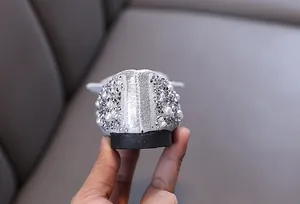Vista dettagliata del tacco di scarpe da principessa argento con perle e strass lucidi.
