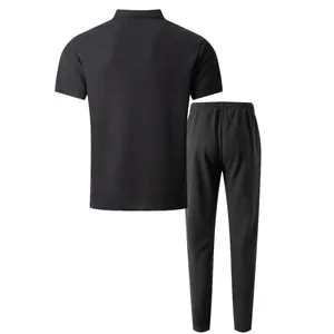 Vista trasera de conjunto de camisa de manga corta y pantalón negro con tejido de gofre.