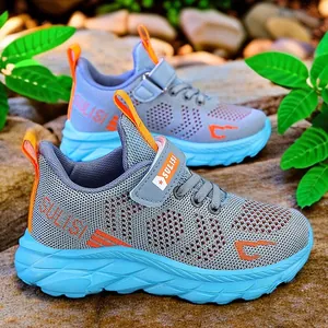 Zapatillas de correr para niños de malla transpirable gris y azul con detalles naranja vibrantes