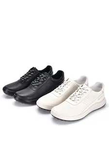 Vista detallada de zapatos de caminar de cuero transpirable para hombre en negro y crema