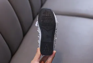 Dettaglio macro della suola in gomma antiscivolo delle scarpe da principessa con strass