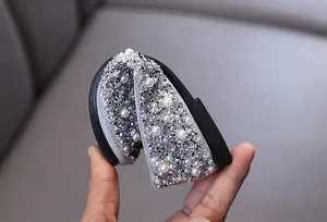 Dettaglio macro di ballerine argento flessibili con perle e strass brillanti per bambina