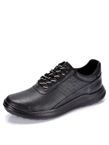 Vista detallada de zapatillas de hombre en cuero negro perforado con suela blanda