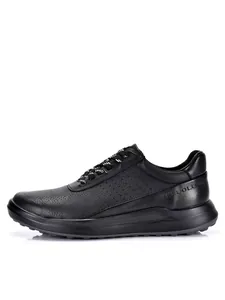 Vista lateral de zapatos deportivos de cuero negro para hombre con detalles perforados