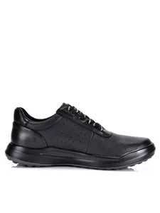 Vista lateral detallada de zapatos casuales de cuero negro con perforaciones transpirables