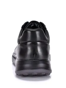 Vista trasera de zapatos de cuero negro para hombre con suela de goma suave