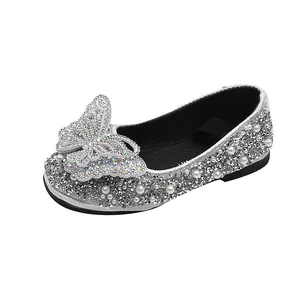 Scarpe da principessa argento per bambine con una grande decorazione a farfalla in strass