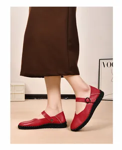 Detailansicht der roten Mary Jane Flats im Retro-Stil mit Schnallenriemen und eckiger Spitze