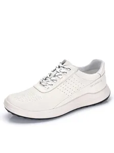 Perfil lateral de zapatillas de cuero blanco para hombre con detalles perforados y logo.