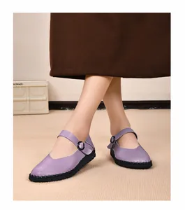 Nahaufnahme lila Mary Jane Ballerinas aus Leder mit eckiger Zehe und Schnalle.