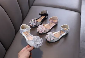Detailweergave van fonkelende prinsessenschoenen voor meisjes in zwart, roze en zilver