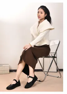Nahaufnahme von schwarzen Mary Jane Ballerinas mit Schnallenriemen an einem Modell