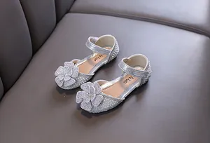 Gedetailleerd overzicht van zilveren glinsterende prinsessenschoenen voor meisjes met strasbloem