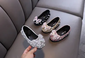 Detail von funkelnden Prinzessinnenschuhen für Mädchen mit Strass und Schleifen in vier Farben.