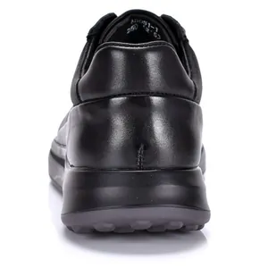 Zapato casual de cuero negro para hombre con suela blanda y detalle de la parte posterior