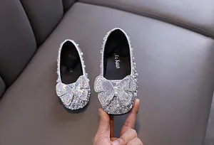 Detailansicht der silbernen Glitzer-Prinzessinnenschuhe für Mädchen mit Strassschleife