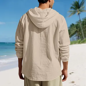 Rückenansicht eines locker sitzenden Herren-Leinenhemdes mit Kapuze für den Strandurlaub