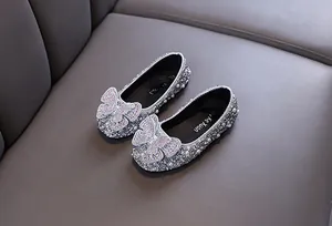 Nahaufnahme silberne Glitzer-Prinzessinnenschuhe für Mädchen mit Schmetterling