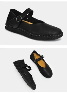 Detailansicht der schwarzen Mary Jane Schuhe mit strukturiertem Finish und Schnalle