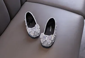 Detaillierte Makroansicht silberner Prinzessinnenschuhe für Mädchen mit Glitzersteinen