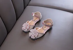 Detail van roze prinsessenschoenen voor meisjes met glitters en glanzende steentjes