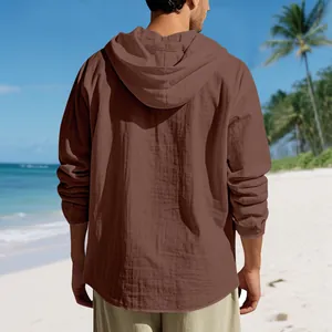 Rückansicht eines lässigen braunen Leinen-Kapuzenshirts für Herren am sonnigen Strand