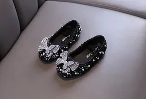 Detailansicht schwarzer Strass-Prinzessinnenschuhe für Mädchen mit Schmetterling