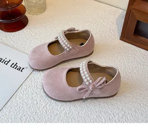 Zapatos Mary Jane de gamuza rosa para niña con correa de perlas y lazo para un estilo princesa.