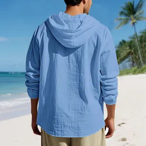 Rückansicht eines hellblauen Leinen-Kapuzenpullovers für Herren am sonnigen Strand.