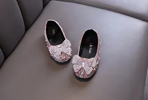 Detailansicht von rosa Strass-Prinzessin-Schuhen mit großer Schmetterlingsschleife