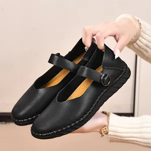 Klassische schwarze flache Mary Janes mit verstellbarem Riemen und eckiger Zehe