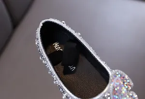 Nahaufnahme glitzernde silberne Mädchen Prinzessin Halbschuhe mit Perlen und Strasssteinen