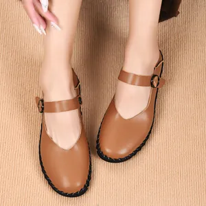 Klassische braune Vintage Mary Jane Ballerinas für Damen mit verstellbarem Riemen und eckiger Zehe
