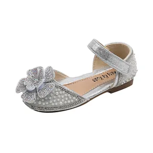 Zilveren prinsessenschoenen voor meisjes met strassbloem en elegante parelaccenten