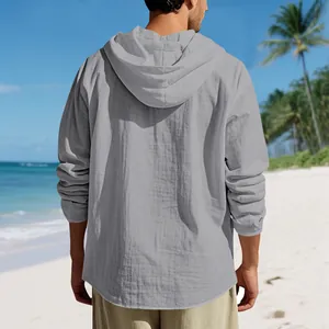 Detailansicht der Rückseite eines grauen Leinen-Kapuzenhemds für Herren am Sandstrand.