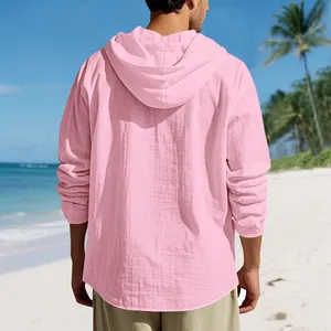 Detaillierte Rückansicht eines rosa Kapuzenhemdes aus Leinen für Herren am Strand