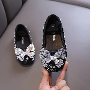 Elegante schwarze Mädchen-Prinzessin-Schuhe mit funkelnden Strasssteinen und Schmetterling