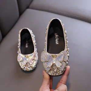 Elegante Mädchen Prinzessin Ballerinas mit glitzernden Strasssteinen und Schmetterling