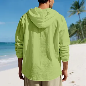 Rückansicht eines atmungsaktiven Herren-Leinen-Kapuzenshirts in Lindgrün für den Strand