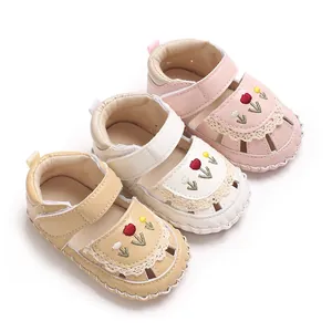 Sandali morbidi da neonata con ricami floreali e pizzo in colori assortiti