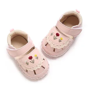 Roze babysandalen voor meisjes met geborduurde bloemen en kant, zachte comfortzool
