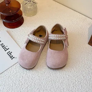 Elegante roze suède Mary Jane schoenen voor meisjes met dubbele rij parelbandjes en een strik