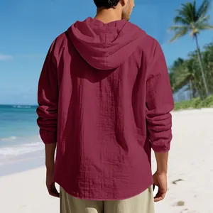 Herren lässiges loses weinrotes Leinen-Kapuzenhemd von hinten am tropischen Strand