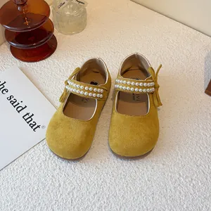 Stijlvolle gele suède Mary Jane prinsessenschoenen voor meisjes met elegante parelbandjes.