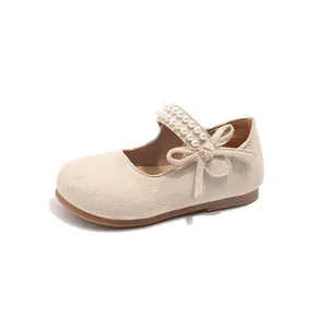 Beige Mary Jane schoenen voor meisjes met een parelbandje en een elegante strik decoratie